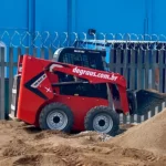 Mini Carregadeira 680 kg (Diesel) em Atividade