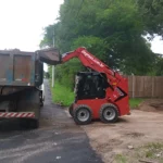 Mini Carregadeira 680 kg (Diesel) em Operação