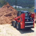 Mini Carregadeira 680 kg (Diesel) em Uso