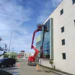 Plataforma Elevatória Articulada 12m (elétrica) em Uso
