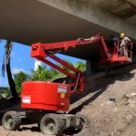 Plataforma Elevatória Articulada 16m (diesel) em Operação