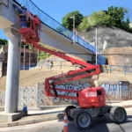 Plataforma Elevatória Articulada 16m (diesel) em Uso