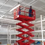 Plataforma Elevatória Tesoura 12m (elétrica) em Uso