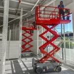 Plataforma Elevatória Tesoura 6m (elétrica) em Operação