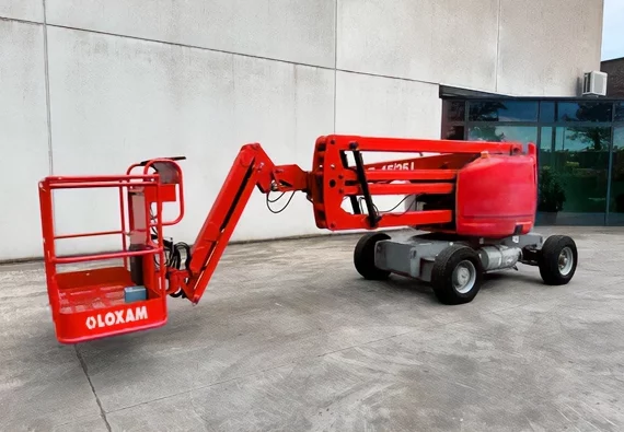 Plataforma elevatória articulada Loxam estacionada em área externa, ideal para trabalhos em altura.