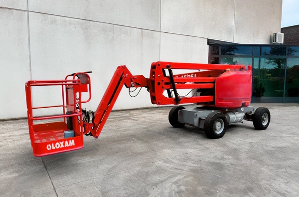 Plataforma elevatória articulada Loxam estacionada em área externa, ideal para trabalhos em altura.