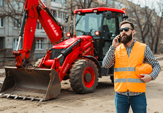 Imagem de homem utilizando um equipamento em obra urbana