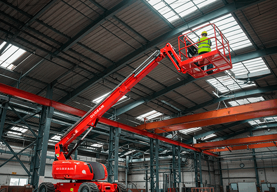 Pessoa utilizando uma plataforma elevatória para manutenção em altura com segurança e eficiência