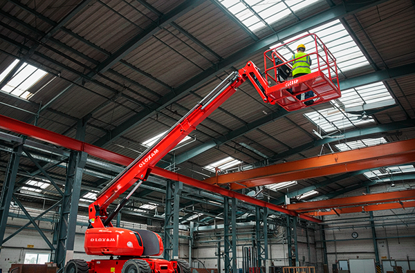 Pessoa utilizando uma plataforma elevatória para manutenção em altura com segurança e eficiência