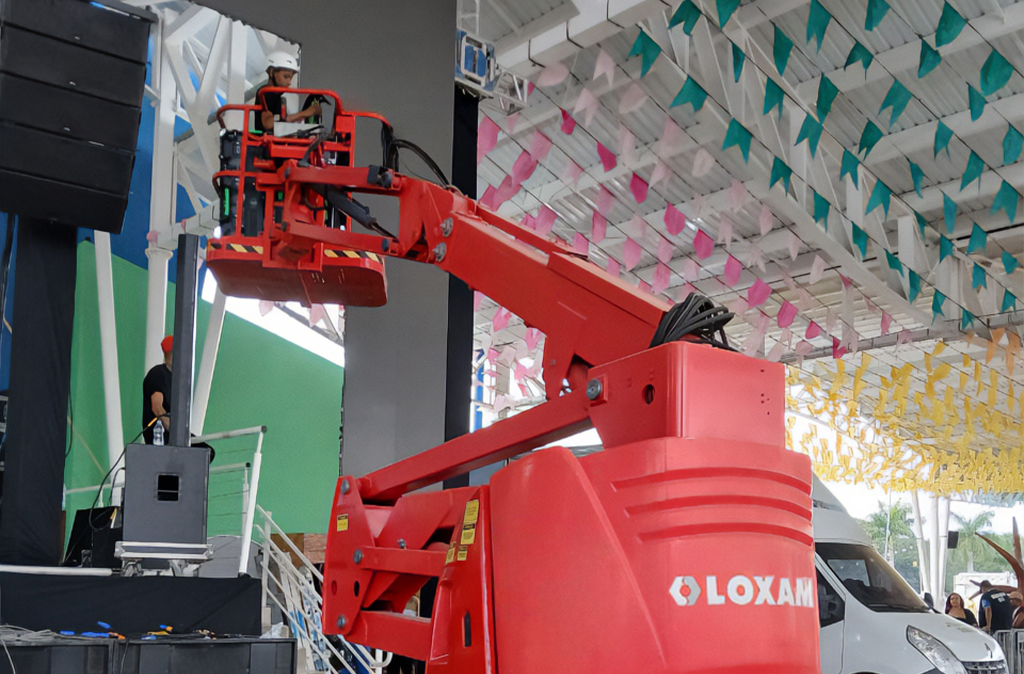 Imagem mostrando o uso de plataforma elevatória na decoração de eventos, evidenciando a facilidade no manuseio e a segurança durante a montagem de estruturas